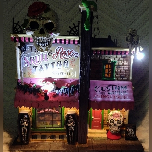 Lemax Spooky Town THE  SKULL AND ROSE TATTOO STUDIO #15751 Lighted Village - Picture 2 of 10